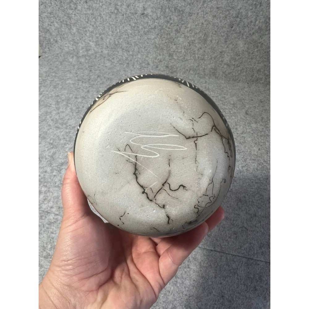 Native American Etched Pottery signed by artist 6.5" - Picture 7 of 8
